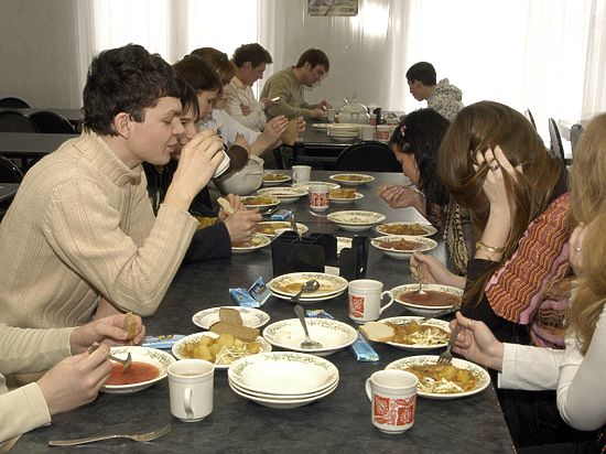 Организация питание студентов. Студенты в столовой. Студенты обедают в столовой. Столовая с людьми. Питание студентов в столовой.