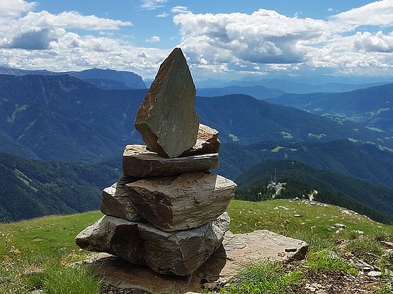 Острый камень. Острые камни. Заостренные камни. Фото заостренного камня. Декоративные заостренные камни.